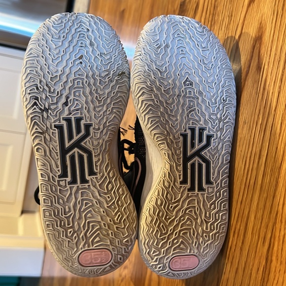 Nike Kyrie black lace basketball sneakers - Picture 8 of 10